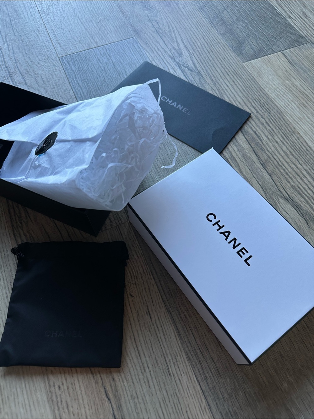 Chanel Box Display Decoration Staging Logo Tissue and Makeup Pouch with Sample - Picture 3 of 9